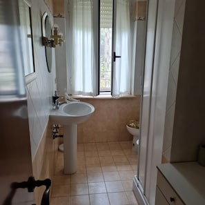 Dusche, Haartrockner, Bidet, Handtücher