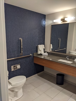 Amenidades de baño gratuitas, secadora de cabello, toallas