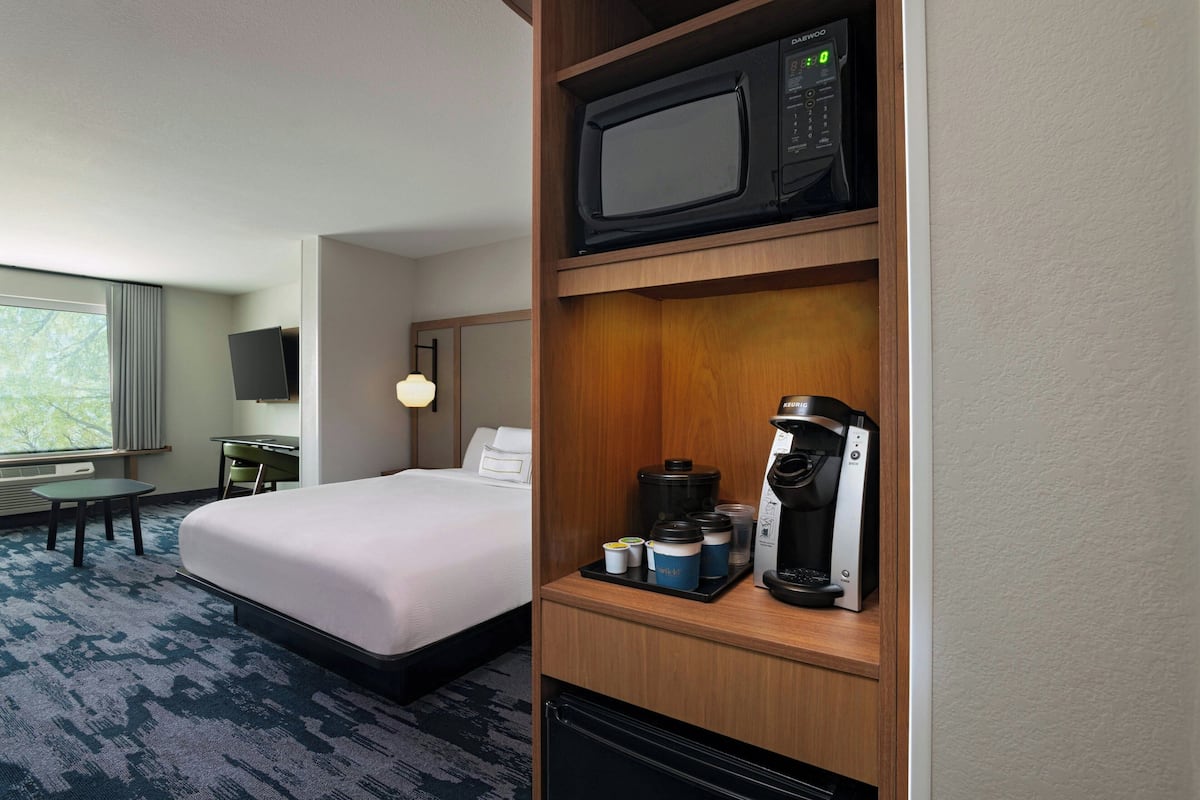 Room, 1 King Bed | Desk, laptop workspace, iron/ironing board, free WiFi