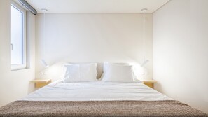 Skrivebord for bærbar PC, reiseseng for barn og wi-fi (inkludert)