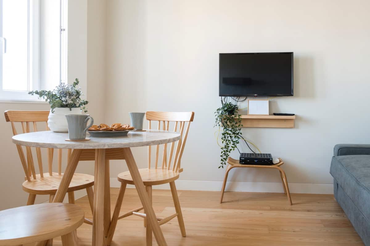 Apartamento panorámico, 2 habitaciones, balcón, vistas al río (4) | Sala de estar | Televisión de pantalla plana de 32 pulgadas con canales por cable