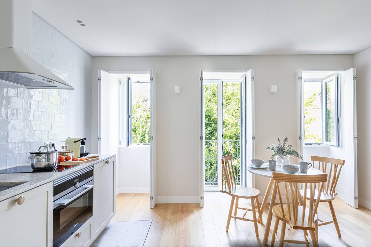 Apartamento de diseño, 1 habitación, balcón, vistas a la ciudad (2) | Zona de estar | Televisión de pantalla plana de 32 pulgadas con canales por cable