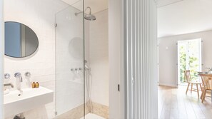 Buồng tắm vòi sen, vòi sen phun mưa, máy sấy tóc, khăn tắm 