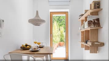 Studio, Garden View (1A) | In-room dining