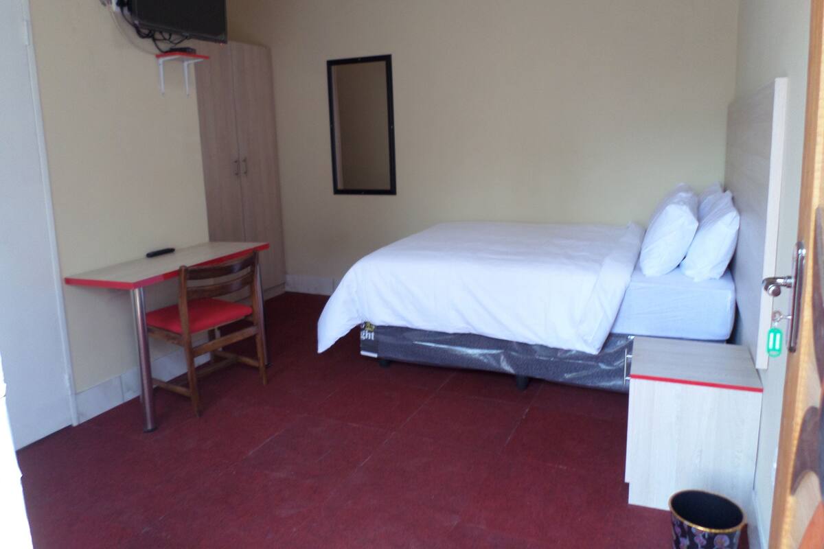 Desk, iron/ironing board (on request), bed sheets