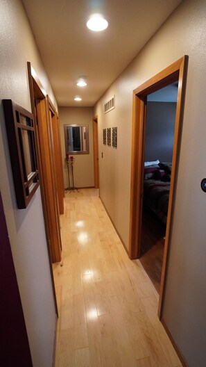 5 bedrooms, iron/ironing board, WiFi, bed sheets - 5 Bedrooms and a Great Location (Sioux Falls)