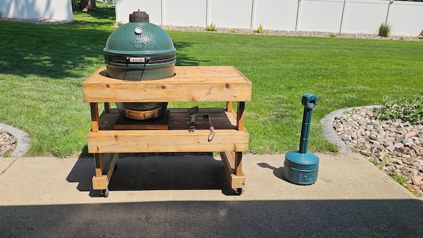 A portable grill on a wooden stand with a blue water container beside it. - 5 Bedrooms and a Great Location (Sioux Falls)