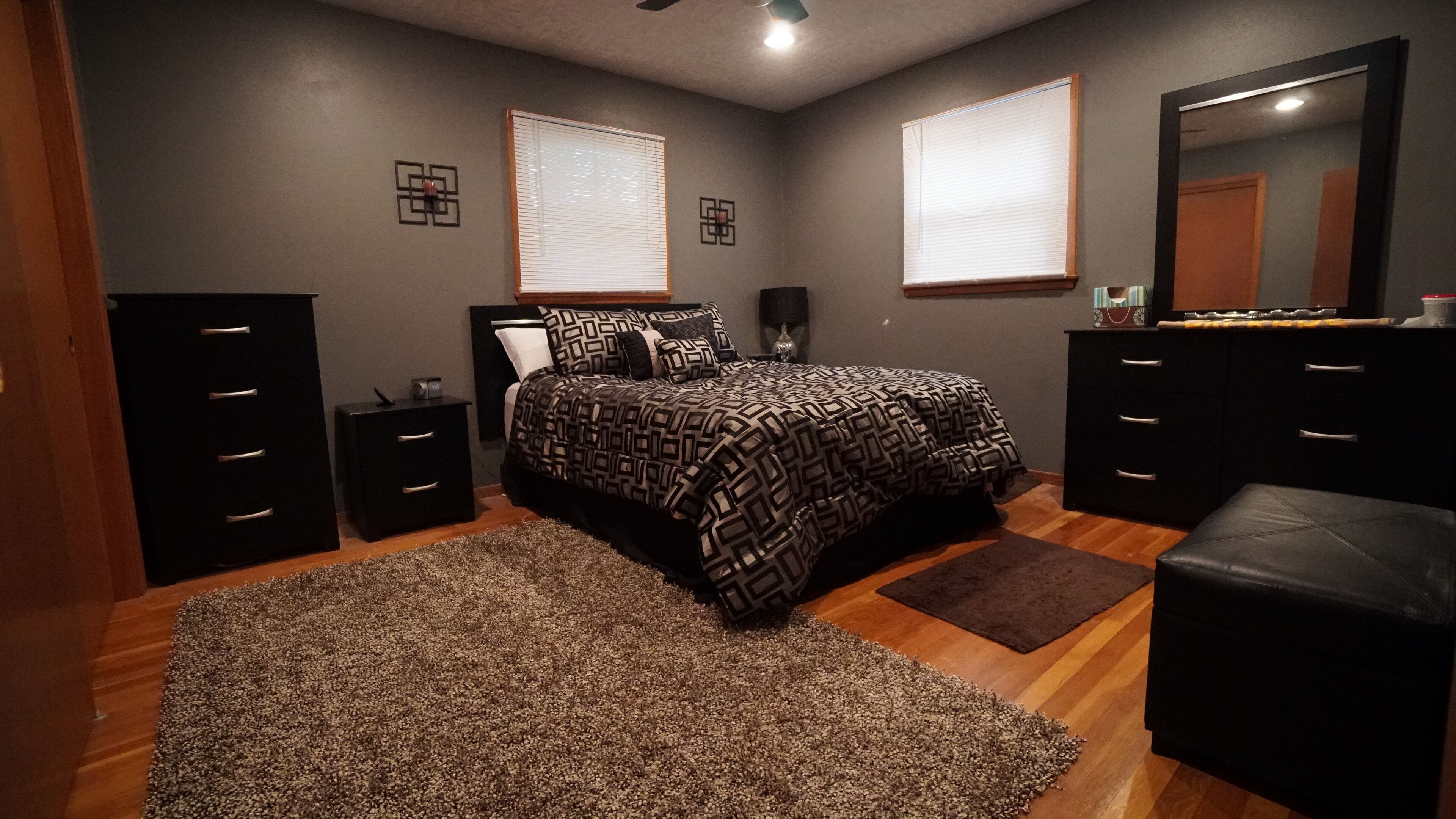 5 bedrooms, iron/ironing board, WiFi, bed sheets