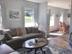 TV connectée, livres, chaîne hi-fi