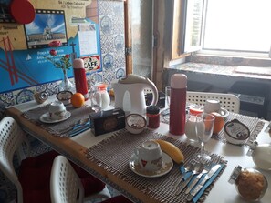 Desayuno a la carta todos los días (con cargo) 