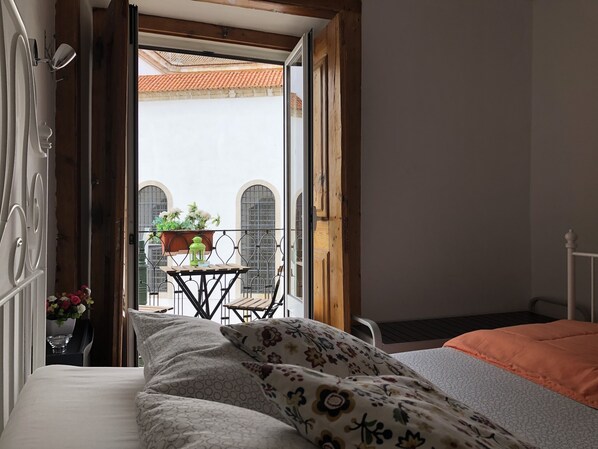 Chambre Double Romantique, salle de bains commune | Minibar, décoration personnalisée, fer et planche à repasser