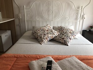 Habitación doble romántica, baño compartido | Minibar, decoración personalizada y tabla de planchar con plancha 