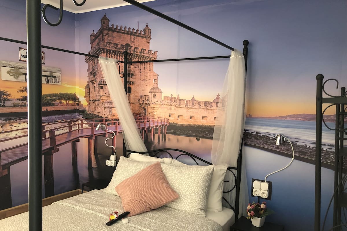 Deluxe tweepersoonskamer, gedeelde badkamer | Een minibar, individueel gedecoreerd, een strijkplank/strijkijzer