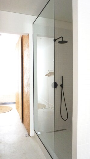 Apartemen Kota | Shower kamar mandi