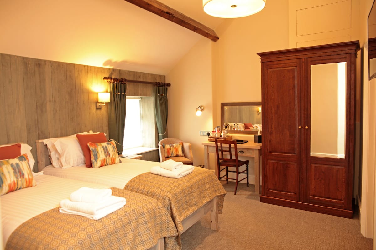 Twin Room | Individually decorated, individually furnished, desk, laptop workspace