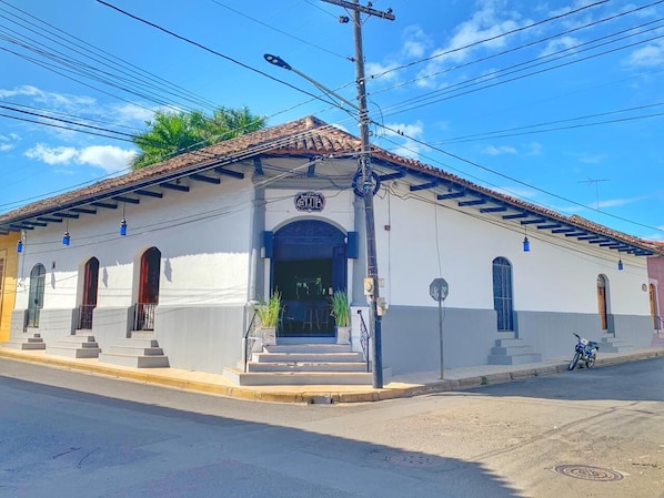 Property entrance - El Club Hotel (Granada)