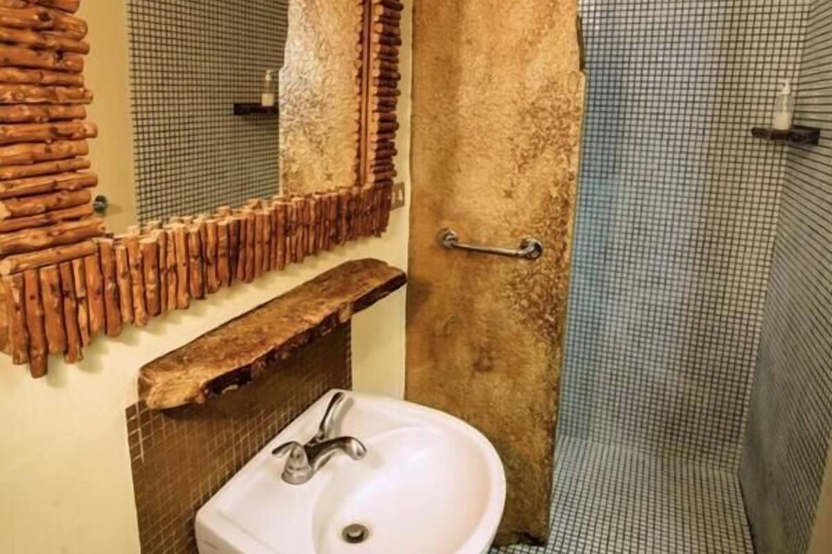 Douche, serviettes fournies, savon, shampooing