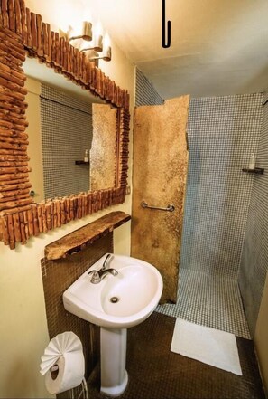 Shower, towels, soap, shampoo - El Club Hotel (Granada)