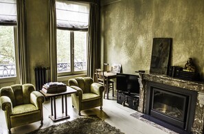 Double Room, Bathtub | 1 bedroom, minibar, in-room safe, individually decorated