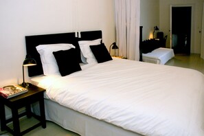 Triple Room | Minibar, individually decorated, individually furnished, free WiFi - Boulevard Leopold Rooms & Suites (Antwerp)