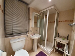 Studio | Bathroom | Shower, towels - Studio Apartment in South Kensington 1 (London)
