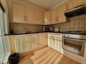 Mini-fridge, cookware/dishes/utensils - Studio Apartment in South Kensington 1 (London)