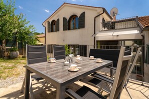 Outdoor dining - Stone Villa with spacious swimming pool- ideal for families and couples (Ružici)