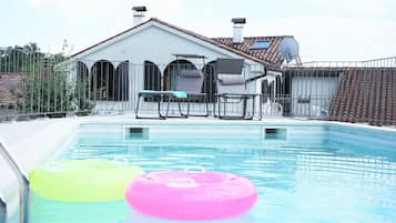 Piscine extérieure, chaises longues