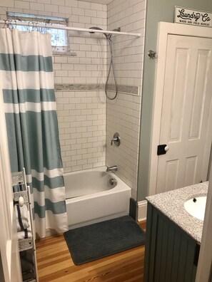 Combined shower/bathtub, eco-friendly toiletries, hair dryer, towels
