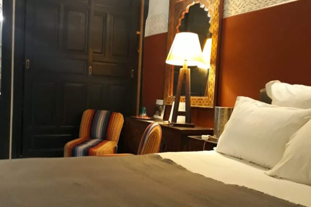 Room (Olivier) | Iron/ironing board (on request), WiFi (free), bed sheets