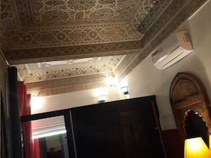 Room (Olivier) | Iron/ironing board, free WiFi, bed sheets, wheelchair access - Riad Aloès (Marrakech)