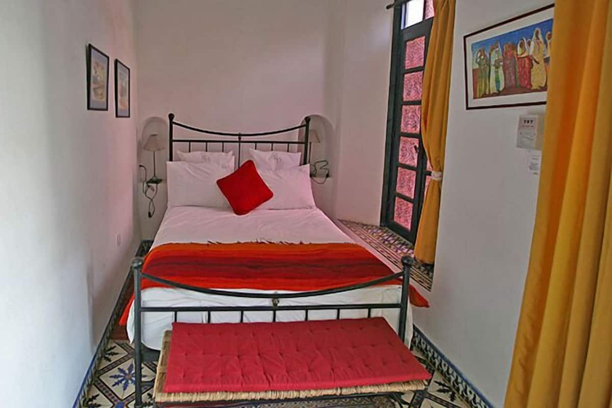 Room (Bougainvillier) | Iron/ironing board (on request), WiFi (free), bed sheets