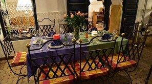 Petit déjeuner, déjeuner et dîner servis sur place