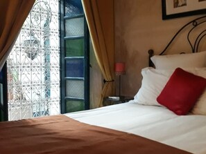 Room (Hibiscus) | Iron/ironing board, free WiFi, bed sheets, wheelchair access - Riad Aloès (Marrakech)