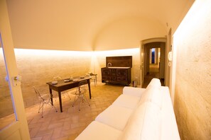 คอมฟอร์ทอพาร์ทเมนท์, 1 ห้องนอน | บริเวณนั่งเล่น