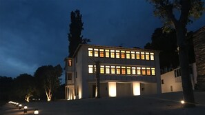 Façade de lâhĂ©bergement â soirĂ©e/nuit
