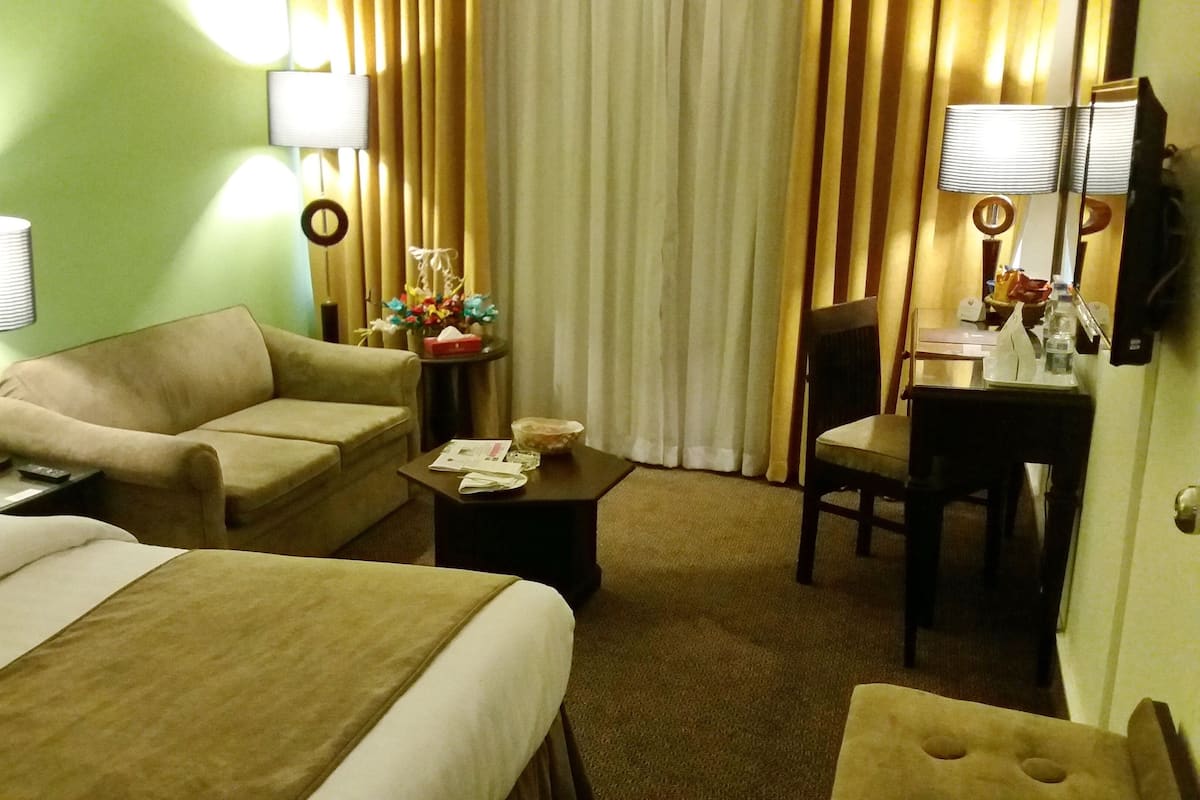 Habitación doble Deluxe | Minibar, wifi gratis, ropa de cama y acceso para silla de ruedas