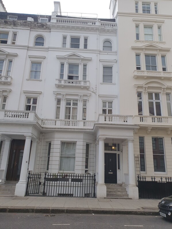 Front of property - Studio Apartment in South Kensington 3 (London)