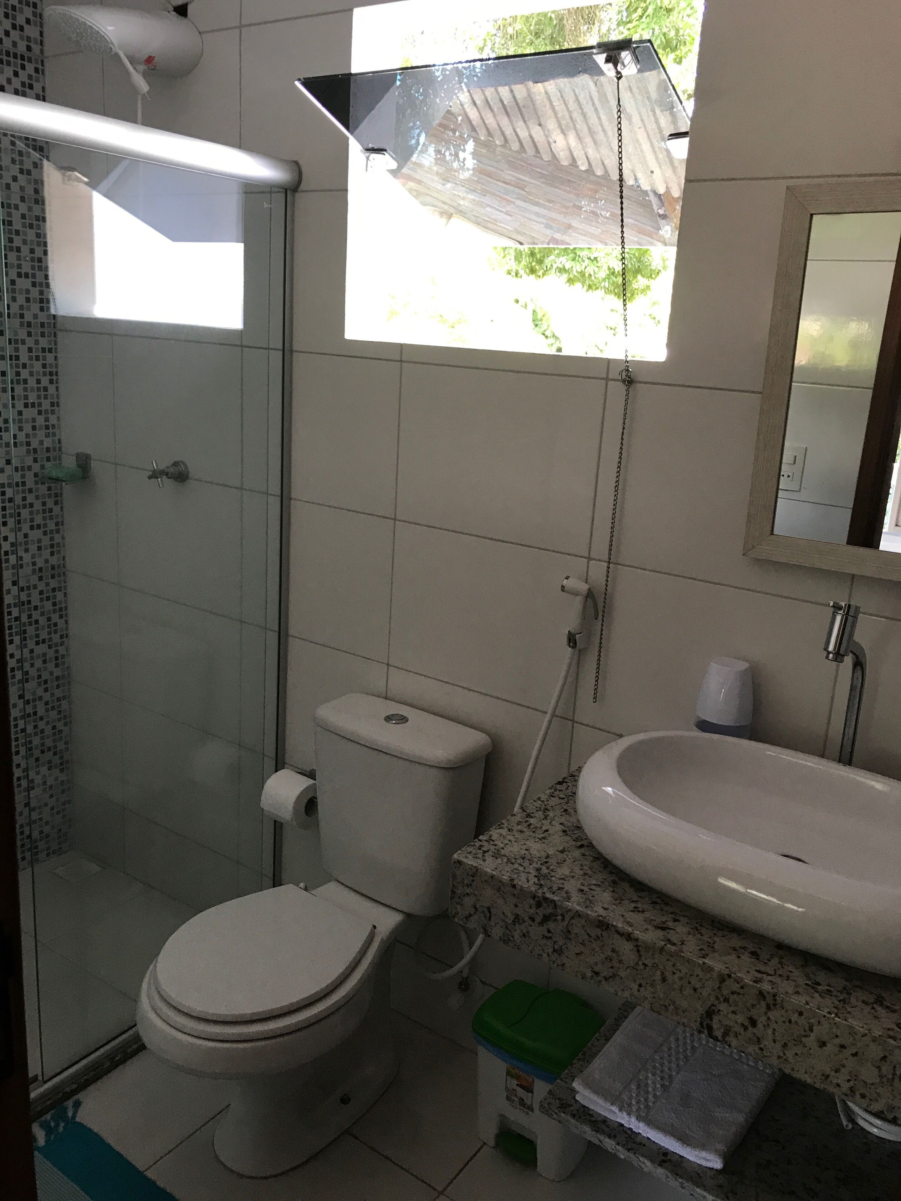 Ducha, toallas y papel higiénico