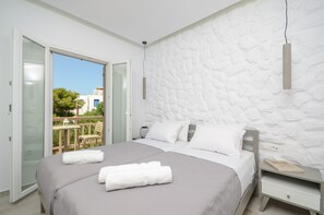 Apartamento superior, balcón | Caja fuerte, mobiliario individual, sistema de insonorización