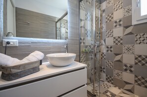 Superior Apartment, Balcony | Bathroom | Shower, free toiletries, hair dryer, towels - Elegant Apartments (Naxos)