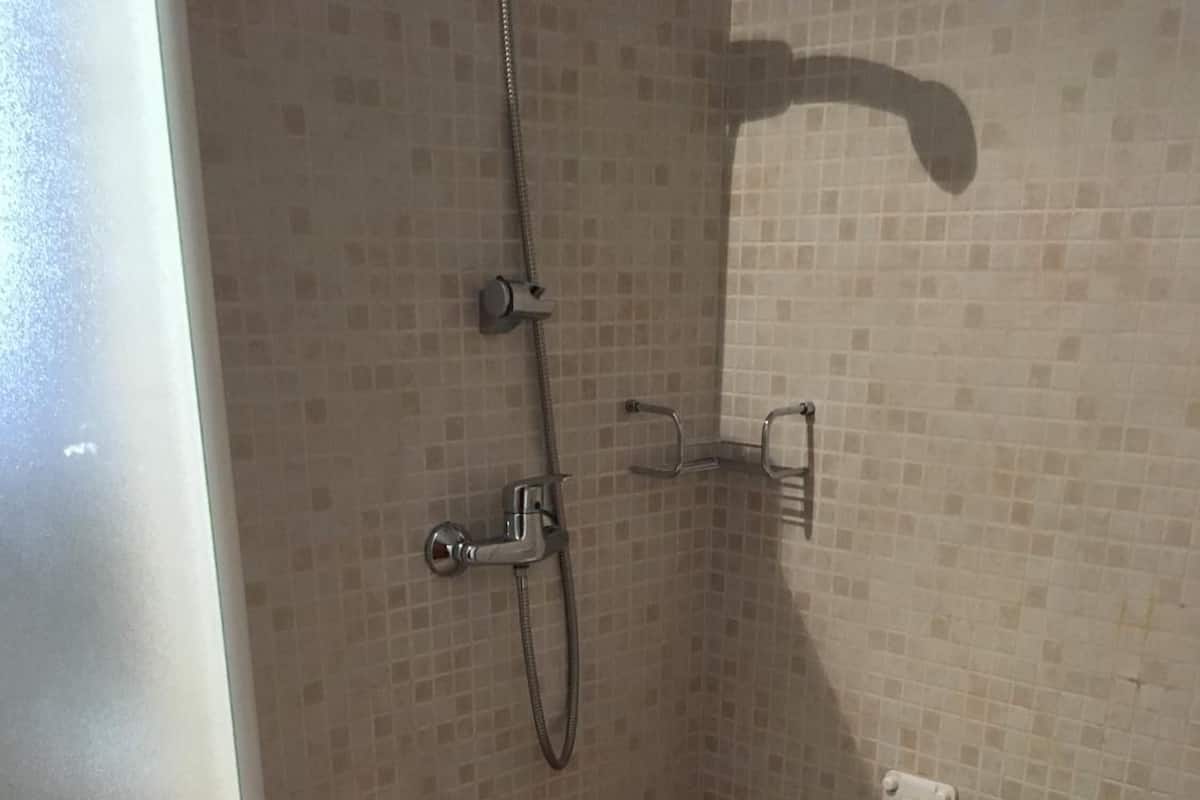 Habitación triple | Baño | Amenidades de baño gratuitas, secadora de cabello, toallas