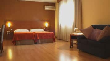 Escritorio, espacio para trabajar con un portátil, cortinas opacas