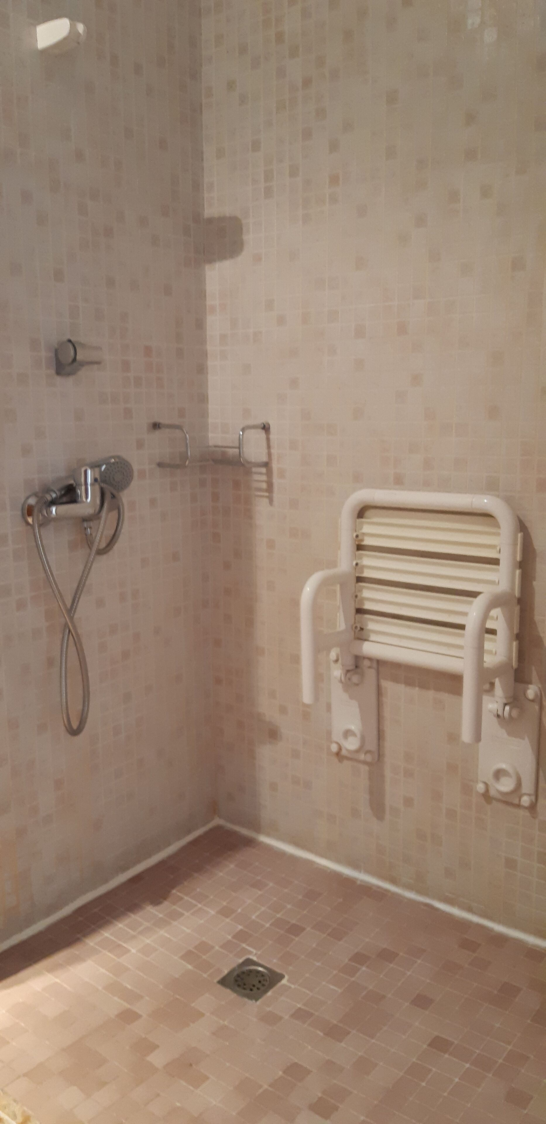 triple room | bathroom | free toiletries, hair dryer, towels