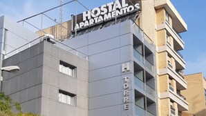 Un moderno edificio de hotel con un letrero que dice "HOTEL APARTMENT MONREAL TORRE".