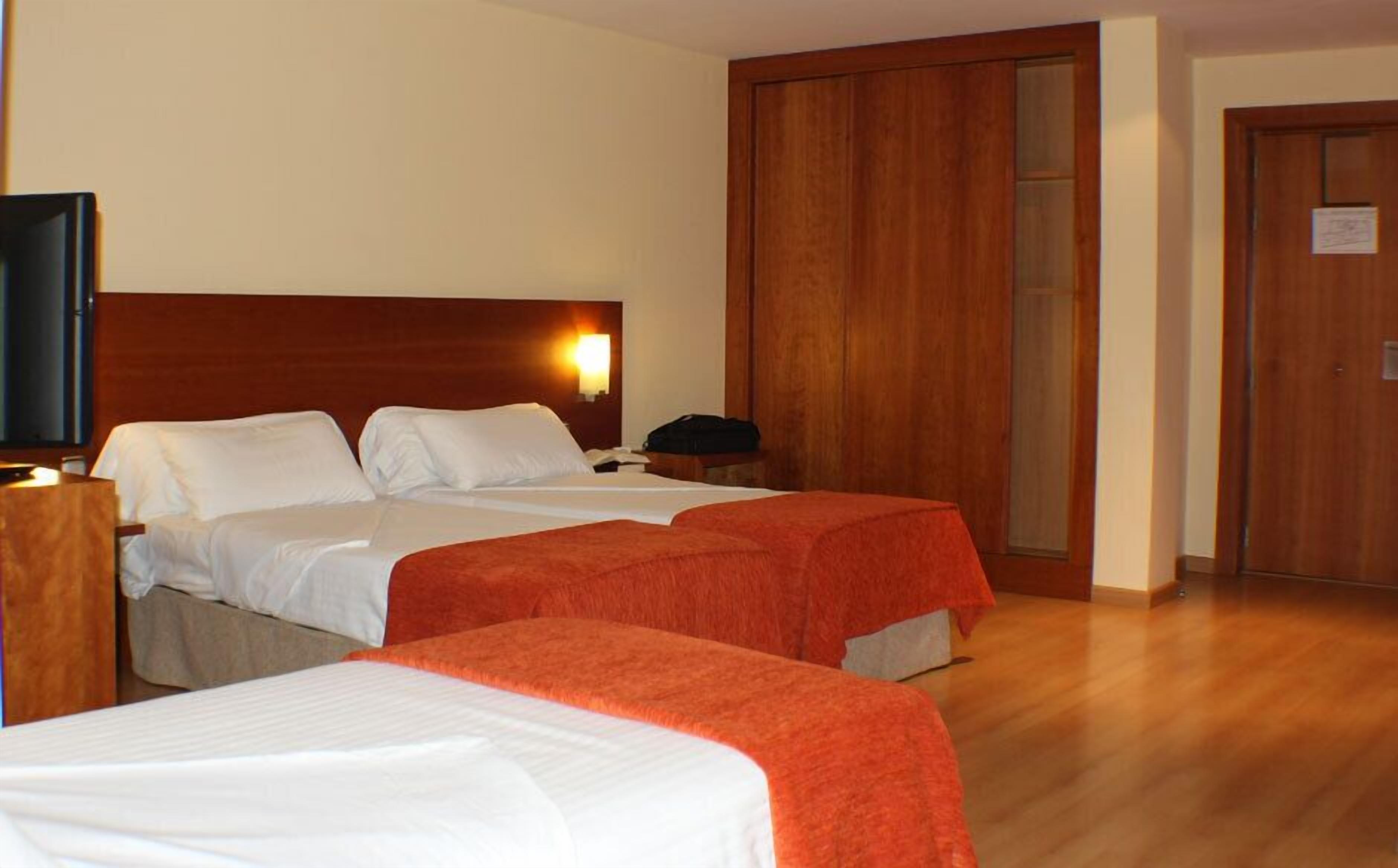 triple room | desk, laptop workspace, blackout curtains, free wifi