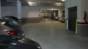 Un estacionamiento con varios niveles y automóviles estacionados en cada uno.