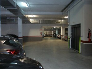 A multi-level parking garage with cars parked on various levels. - Torre Monreal Hotel (Tudela)