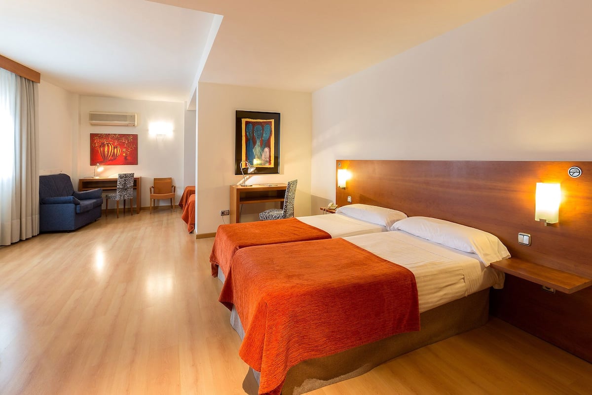 Quadruple Room | Desk, laptop workspace, blackout drapes, free WiFi
