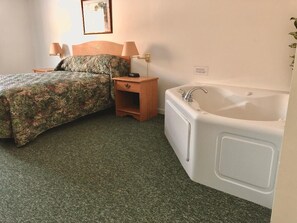 Deluxe Room, Jetted Tub | Private spa tub - Trailside Inn (Lanark)
